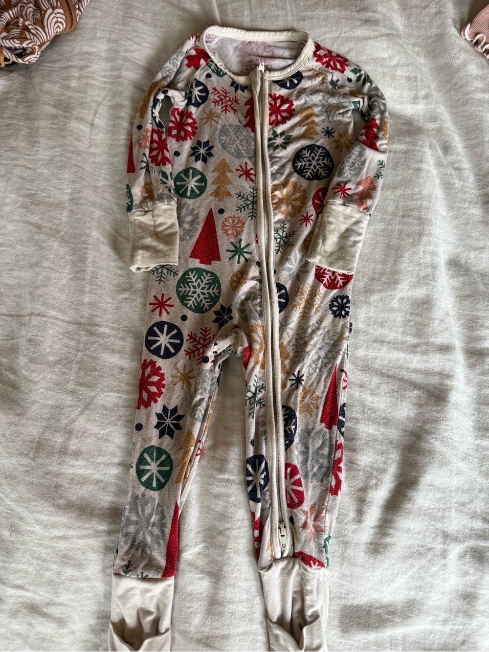 Little sleepies onesie Jammies snowflakes 6-12 month. Bamboo.